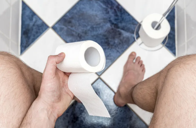 Vidjeti krv u WC &scaron;koljci nakon pražnjenja crijeva nije ne&scaron;to &scaron;to treba zanemariti. "Krv u va&scaron;em izmetu može potjecati iz benignih uzroka kao &scaron;to su hemoroidi ili divertikularna bolest, ali može biti znak drugih problema kao &scaron;to su polipi, rak crijeva ili upalna bolest crijeva i uvijek bi to trebao pregledati liječnik", upozorio je dr. Mayhead.