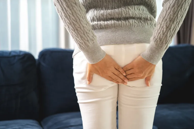 Ne možete se prestati če&scaron;kati? Dr. Mayhead je objasnio: "Svrbež stražnjice često je znak hemoroida, ali također može biti uzrokovan analnim pukotinama, infekcijama crijevnih crva ili alergijama na deterdžent za pranje ili materijal u nečijem donjem rublju". Najbolje je izbjegavati če&scaron;anje ako možete i posjetiti ljekarnika koji može predložiti kreme i moguće tretmane za ublažavanje svrbeža. Ako je va&scaron; svrbež popraćen bolom ili krvlju, posjetite liječnika opće prakse jer će vam možda trebati rektalni pregled i/ili jači tretmani.