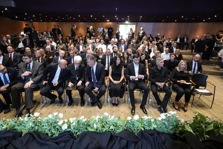 Političari se u suzama opraštaju od Freda Matića. Pogledajte tko je sve došao na komemoraciju