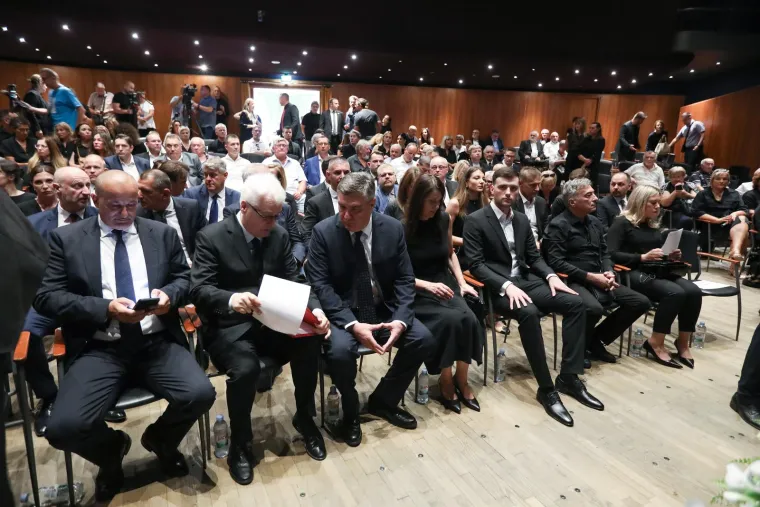 Političari se u suzama opraštaju od Freda Matića. Pogledajte tko je sve došao na komemoraciju