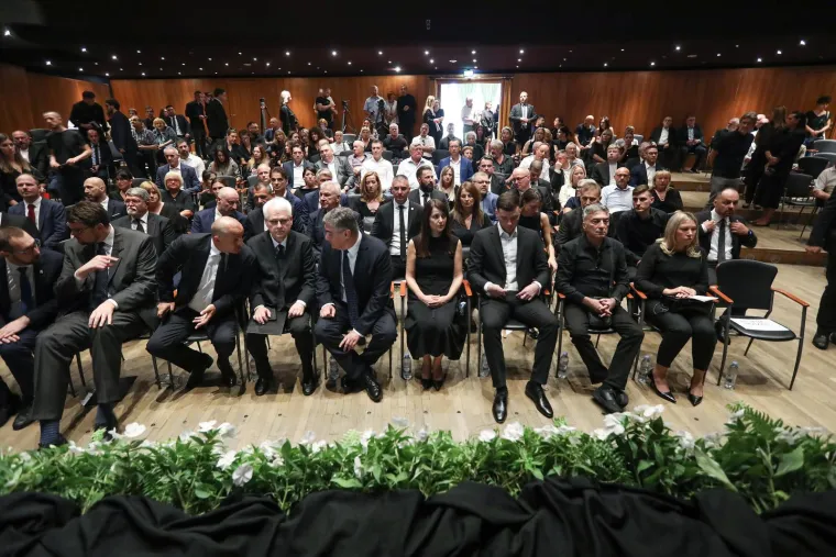 Političari se u suzama opraštaju od Freda Matića. Pogledajte tko je sve došao na komemoraciju