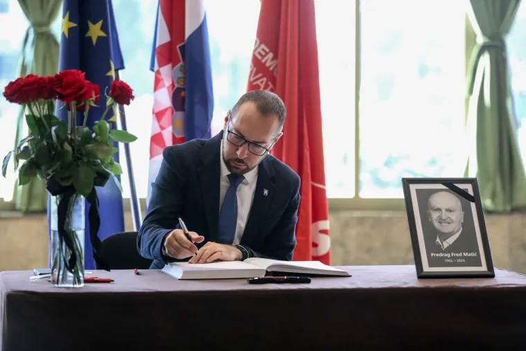 Političari se u suzama opraštaju od Freda Matića. Pogledajte tko je sve došao na komemoraciju