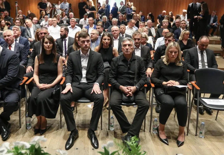 Političari se u suzama opraštaju od Freda Matića. Pogledajte tko je sve došao na komemoraciju