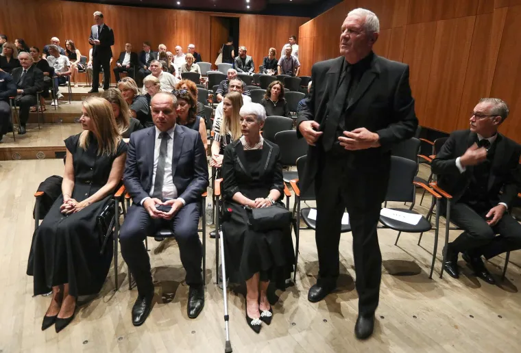Političari se u suzama opra&scaron;taju od Freda Matića. Pogledajte tko je sve do&scaron;ao na komemoraciju