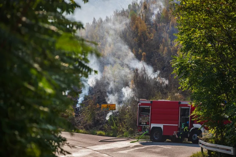 Tri vatrogasca ozlijeđena u zastrašujućem požaru u Žrnovnici: Ovako jutro poslije izgleda požarište