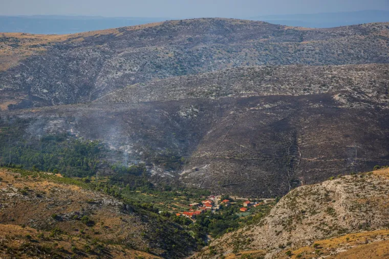 Tri vatrogasca ozlijeđena u zastrašujućem požaru u Žrnovnici: Ovako jutro poslije izgleda požarište