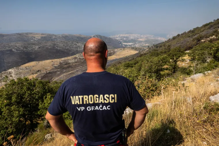 Tri vatrogasca ozlijeđena u zastrašujućem požaru u Žrnovnici: Ovako jutro poslije izgleda požarište