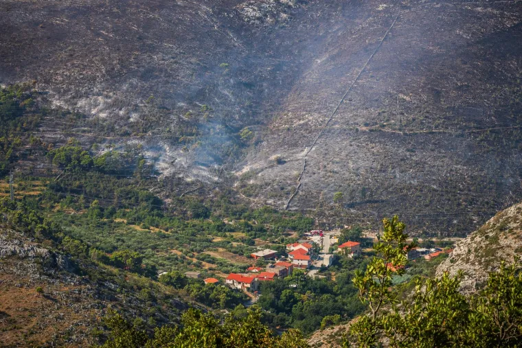 Tri vatrogasca ozlijeđena u zastra&scaron;ujućem požaru u Žrnovnici: Ovako jutro poslije izgleda požari&scaron;te