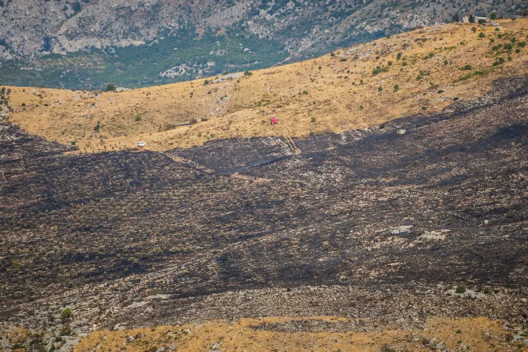 Tri vatrogasca ozlijeđena u zastra&scaron;ujućem požaru u Žrnovnici: Ovako jutro poslije izgleda požari&scaron;te