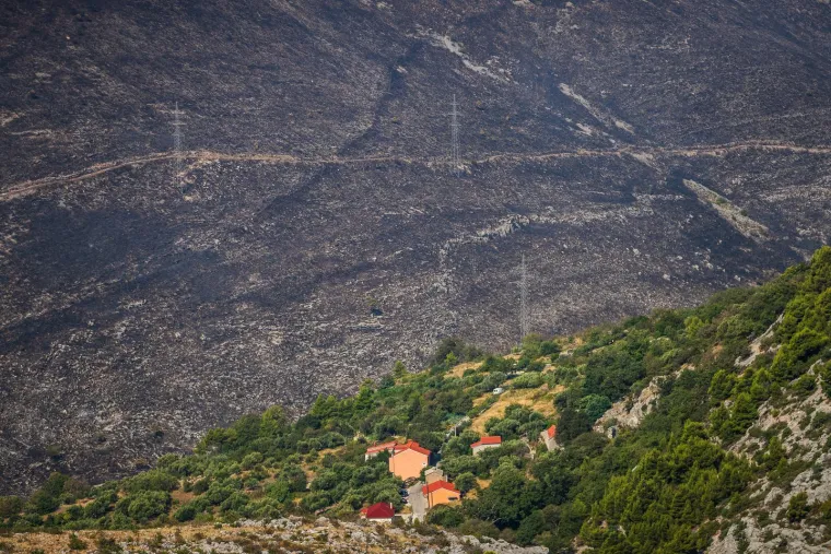 Tri vatrogasca ozlijeđena u zastra&scaron;ujućem požaru u Žrnovnici: Ovako jutro poslije izgleda požari&scaron;te