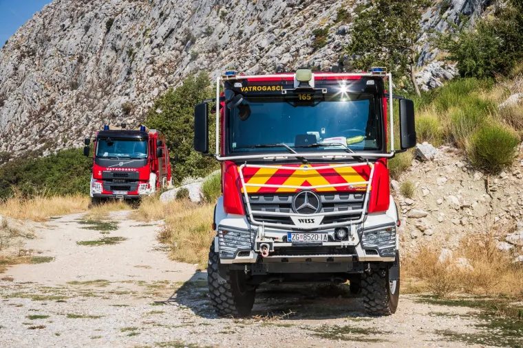 Tri vatrogasca ozlijeđena u zastra&scaron;ujućem požaru u Žrnovnici: Ovako jutro poslije izgleda požari&scaron;te