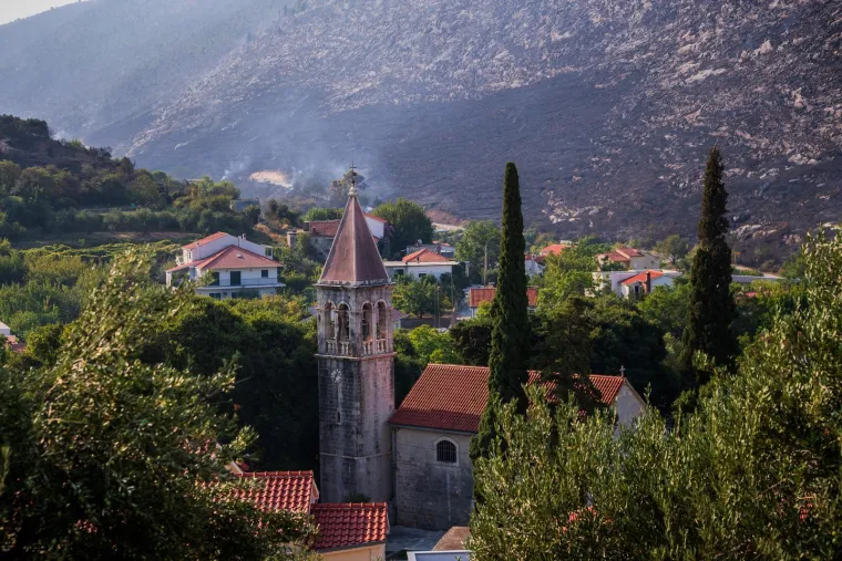 Tri vatrogasca ozlijeđena u zastra&scaron;ujućem požaru u Žrnovnici: Ovako jutro poslije izgleda požari&scaron;te