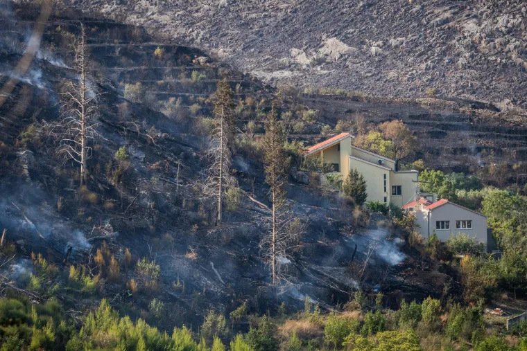 Tri vatrogasca ozlijeđena u zastra&scaron;ujućem požaru u Žrnovnici: Ovako jutro poslije izgleda požari&scaron;te