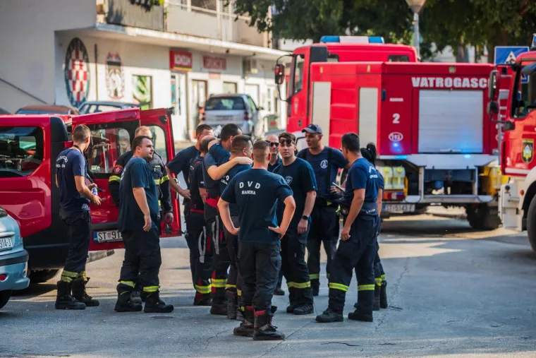 Tri vatrogasca ozlijeđena u zastra&scaron;ujućem požaru u Žrnovnici: Ovako jutro poslije izgleda požari&scaron;te