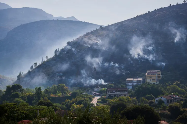 Tri vatrogasca ozlijeđena u zastra&scaron;ujućem požaru u Žrnovnici: Ovako jutro poslije izgleda požari&scaron;te