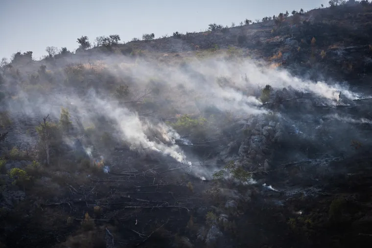 Tri vatrogasca ozlijeđena u zastra&scaron;ujućem požaru u Žrnovnici: Ovako jutro poslije izgleda požari&scaron;te