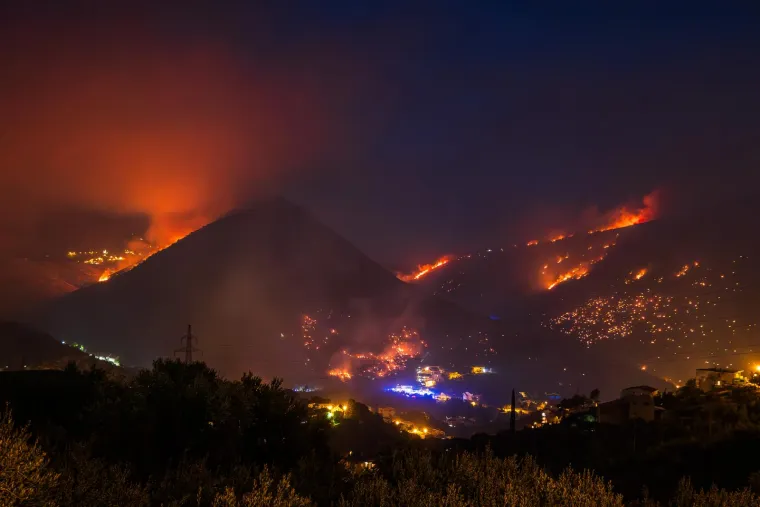 Tri vatrogasca ozlijeđena u zastra&scaron;ujućem požaru u Žrnovnici: Ovako jutro poslije izgleda požari&scaron;te