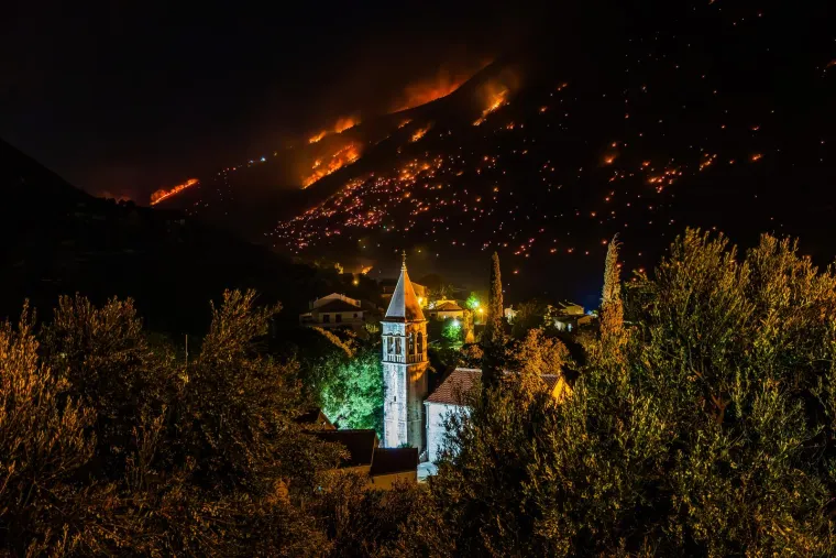 Tri vatrogasca ozlijeđena u zastra&scaron;ujućem požaru u Žrnovnici: Ovako jutro poslije izgleda požari&scaron;te