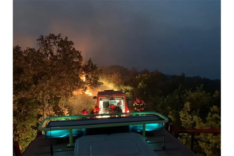 Tri vatrogasca ozlijeđena u zastra&scaron;ujućem požaru u Žrnovnici: Ovako jutro poslije izgleda požari&scaron;te