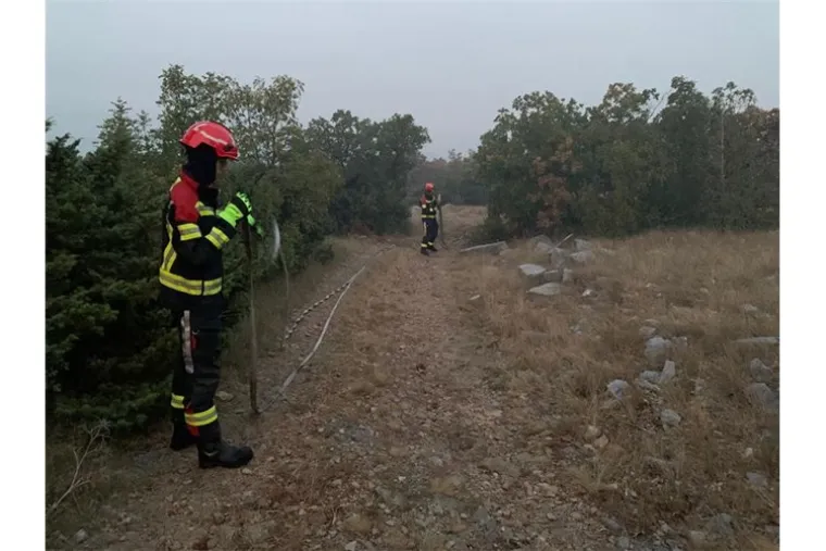 Tri vatrogasca ozlijeđena u zastra&scaron;ujućem požaru u Žrnovnici: Ovako jutro poslije izgleda požari&scaron;te