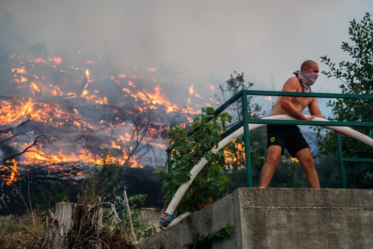 Tri vatrogasca ozlijeđena u zastra&scaron;ujućem požaru u Žrnovnici: Ovako jutro poslije izgleda požari&scaron;te