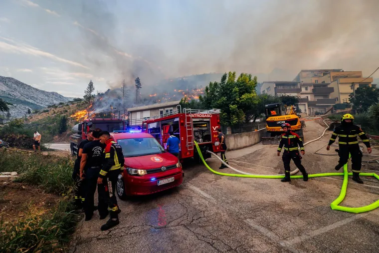 Tri vatrogasca ozlijeđena u zastra&scaron;ujućem požaru u Žrnovnici: Ovako jutro poslije izgleda požari&scaron;te