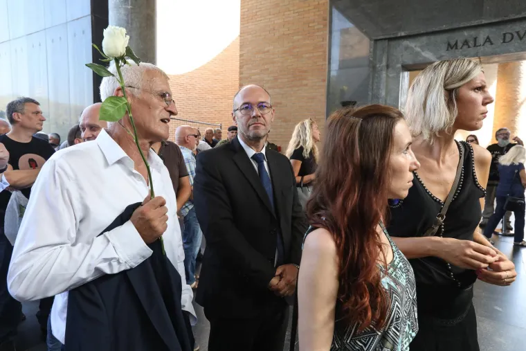 Stotine se oprostile od Predraga Freda Matića, među njima Milanović, stranački kolege, ministar Medved