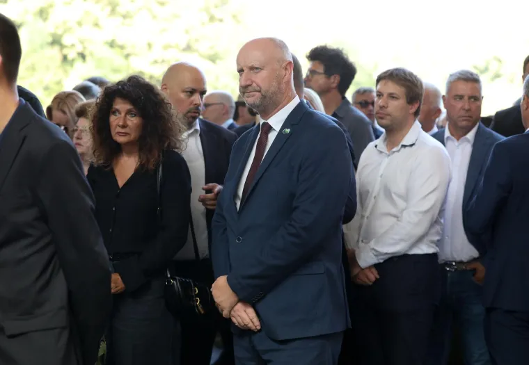 Stotine se oprostile od Predraga Freda Matića, među njima Milanović, stranački kolege, ministar Medved