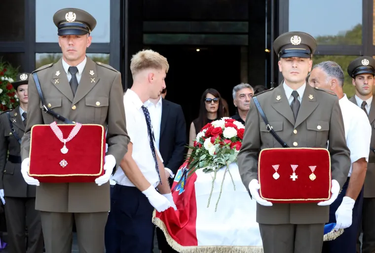 Stotine se oprostile od Predraga Freda Matića, među njima Milanović, stranački kolege, ministar Medved