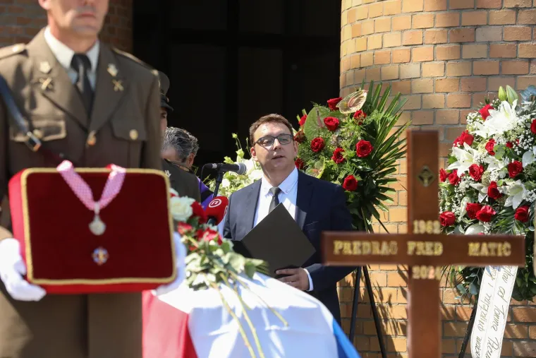 Stotine se oprostile od Predraga Freda Matića, među njima Milanović, stranački kolege, ministar Medved
