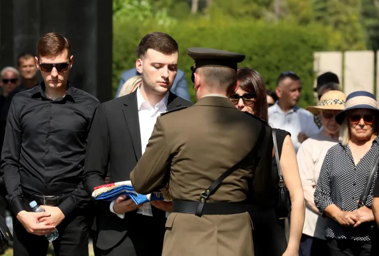 Stotine se oprostile od Predraga Freda Matića, među njima Milanović, stranački kolege, ministar Medved