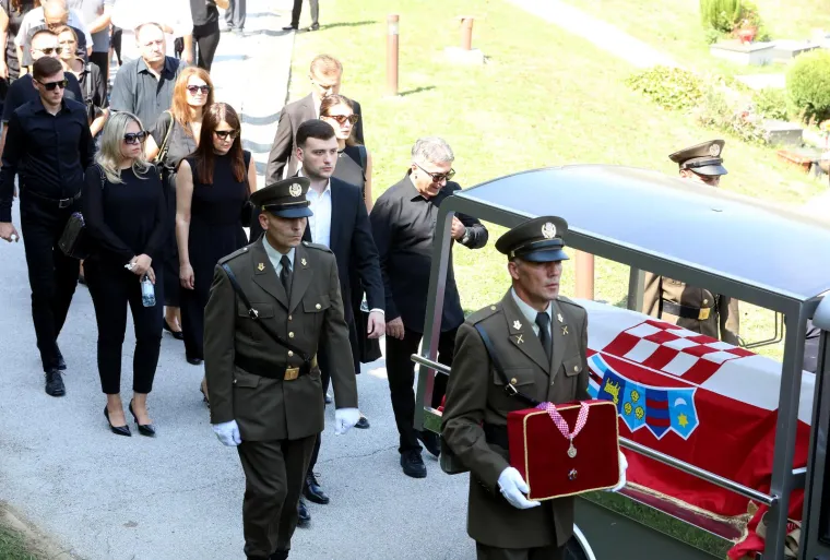 Stotine se oprostile od Predraga Freda Matića, među njima Milanović, stranački kolege, ministar Medved