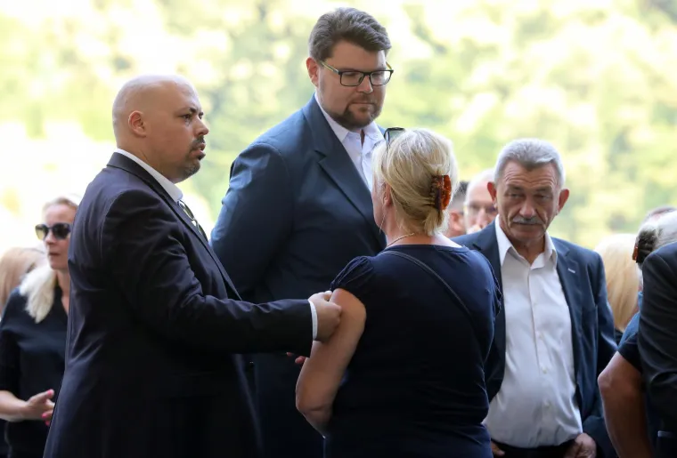 Stotine se oprostile od Predraga Freda Matića, među njima Milanović, stranački kolege, ministar Medved