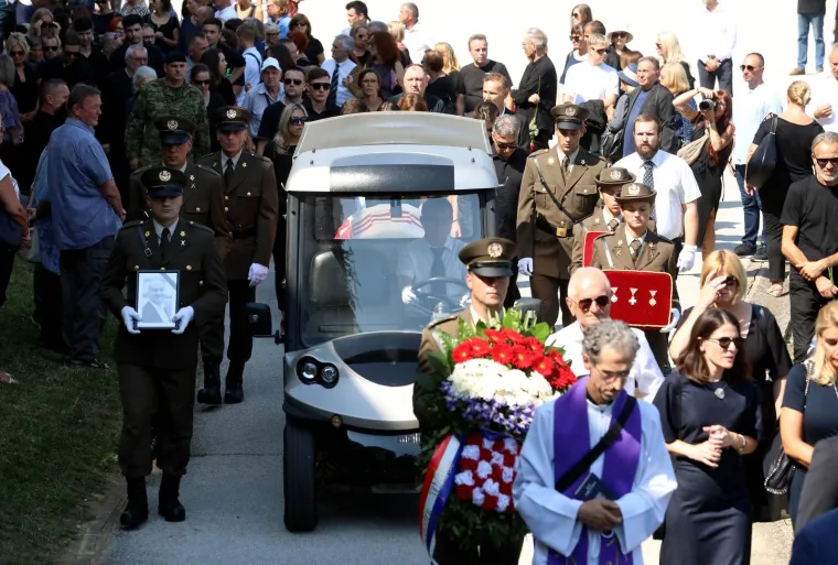 Stotine se oprostile od Predraga Freda Matića, među njima Milanović, stranački kolege, ministar Medved