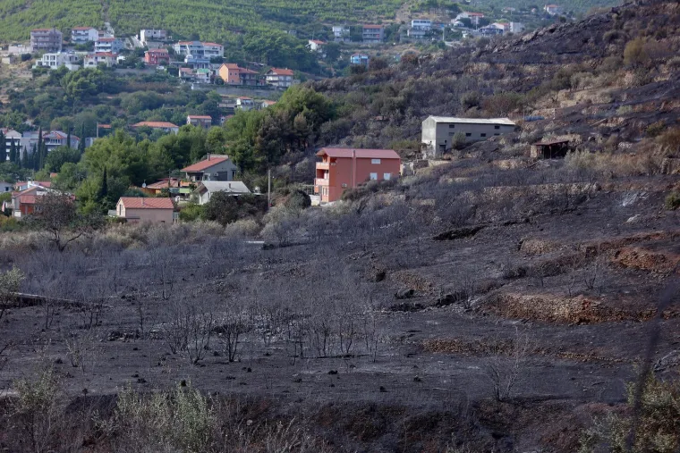 Dan poslije paklene buktinje: Ovako izgleda zgarište u Žrnovnici. Stigli vojnici, čiste teren