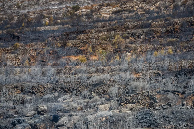 Dan poslije paklene buktinje: Ovako izgleda zgari&scaron;te u Žrnovnici. Stigli vojnici, čiste teren