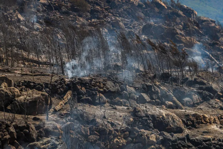 Dan poslije paklene buktinje: Ovako izgleda zgari&scaron;te u Žrnovnici. Stigli vojnici, čiste teren
