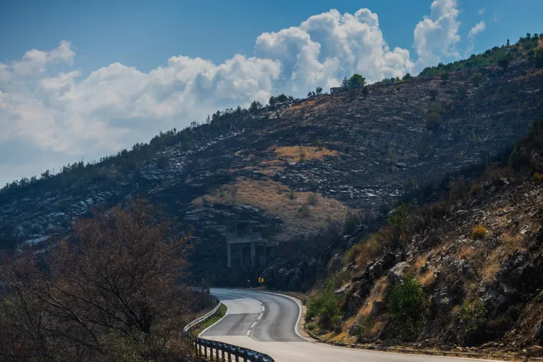 Dan poslije paklene buktinje: Ovako izgleda zgari&scaron;te u Žrnovnici. Stigli vojnici, čiste teren