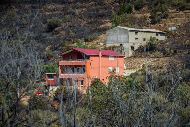 Dan poslije paklene buktinje: Ovako izgleda zgari&scaron;te u Žrnovnici. Stigli vojnici, čiste teren