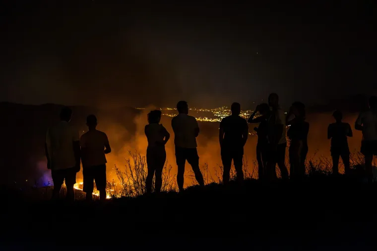 Vatra se nekim kućama približila na 15 metara, navode stanari koji ih brane.

