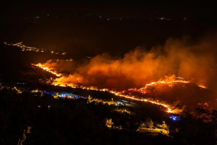 Plamen se naglo pro&scaron;irio iza 21 sat u srijedu pa je zatvorena cesta Žrnovnica- Sitno Gornje-Srinjine.