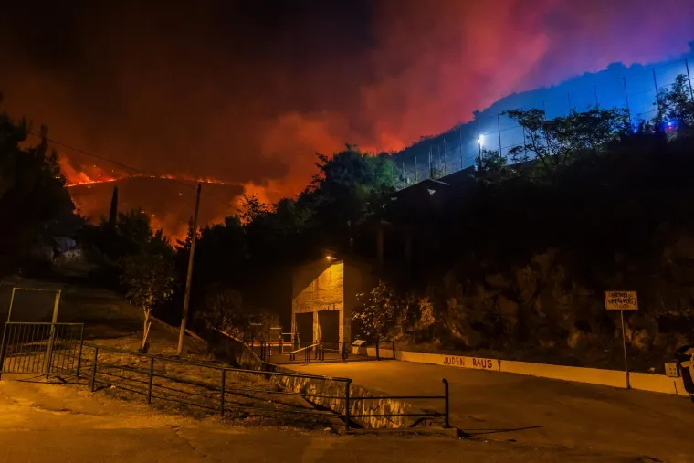 "Ovako nam je 2017. do&scaron;lo do kuća, evo kao sad, vjetar to &scaron;iri. Pogledajte na&scaron;e Sitnjane, pravi su momci, oni pomažu. Vatrogasci se po mrkloj noći bore s vatrom pa im daju mizerju od plaće, sramota", rekli su mje&scaron;tani Lolića iz Vile Nino kojima je vatra 15 metara od kuće za Dalmaciju danas. 
