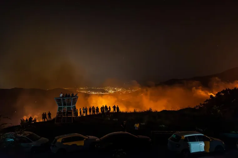 Uz vatrogasce, brojni civili pohitali su braniti kako vatra ne bi do&scaron;la do kuća.