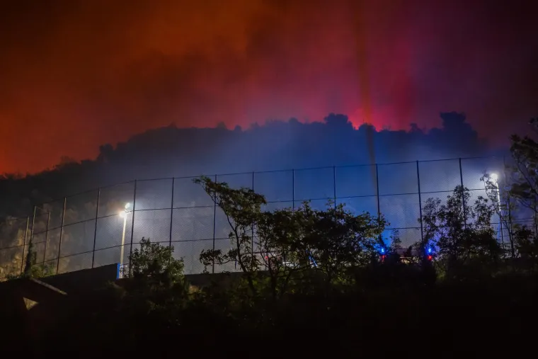 &lsquo;Aktivirao se požar na predjelu Grabovac, Sitno Donje. Radi se o nepristupačnom terenu, gdje nema puta ni za ljude ni za vozila. To je neprohodno, daleko, pu&scaron;e vjetar, napravit ćemo &scaron;to možemo, puno nas je na terenu, čekat ćemo ga na putevima, ali je zbog nepristupačnosti ovo veliki problem, kazao je za Radio Dalmaciju vatrogasni zapovjednik Marinko Bogdan.