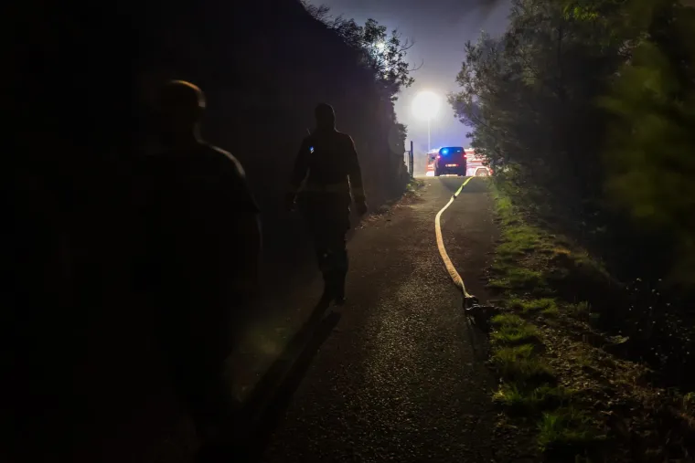 Da se aktivirao požar na području Grabovca na potezu u Sitnom Donjem i da nepredvidivi vjetar stvara probleme, potvrdio je i vatrogasni zapovjednik na terenu Marinko Bogdan. Formirali su liniju obrane na putevima jer dalje ne mogu proći, navodi Dalmatinski portal.