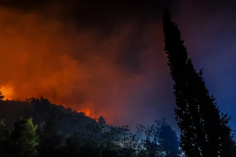 Opet gori između Sitnog Gornjeg i Donjeg, buktinja na 15 metara od kuća