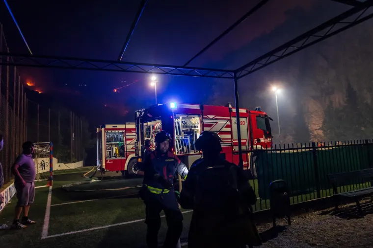Sve do večernjih sati činilo se da je požari&scaron;te na tom dijelu pod kontrolom. Na terenu je ranije bilo i 250 vatrogasaca, a gasilo se i iz zraka.
