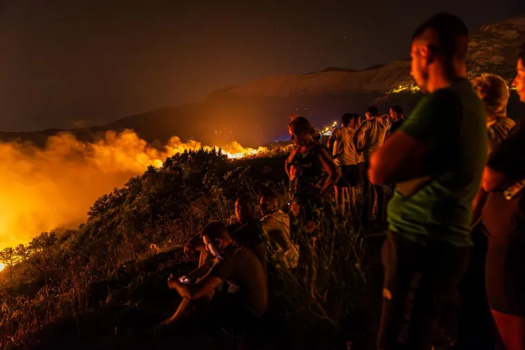 Sveukupno je i večeras 250 vatrogasaca na terenu s 82 vozila.
