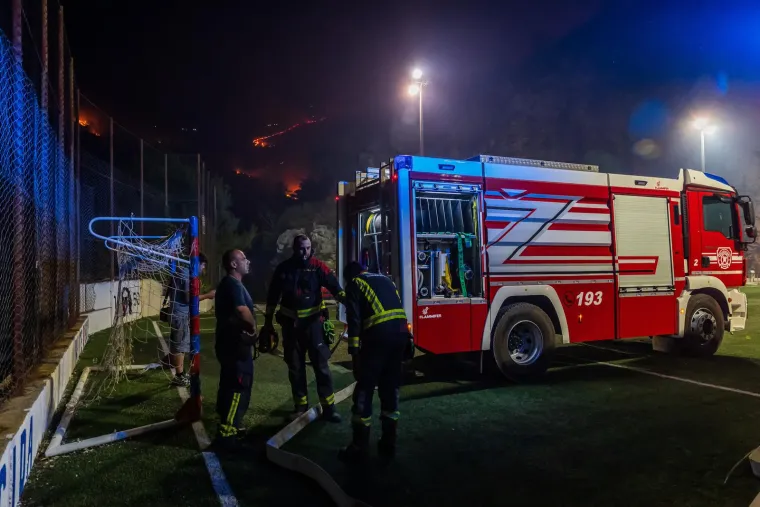 Opet gori između Sitnog Gornjeg i Donjeg, buktinja na 15 metara od kuća