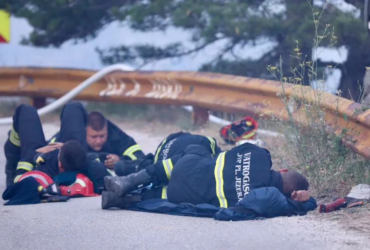 Jutro nakon buktinje: Premoreni heroji obranili kuće pa zaspali na cesti